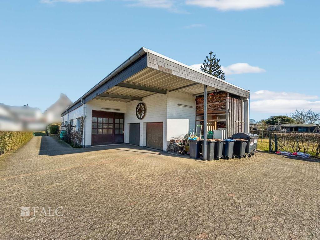 Lagerhalle mit zwei Garagen
