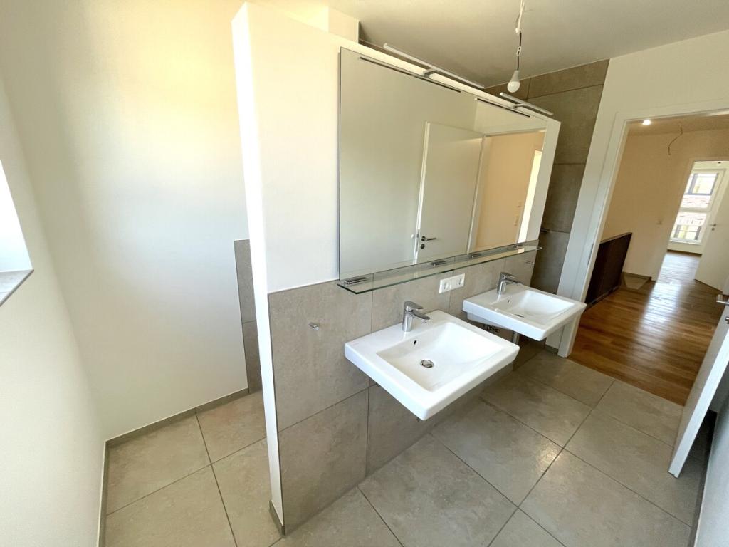 Modernes Reihenhaus in Neubausiedlung mit PV-Anlage und Wallbox - Foto 1