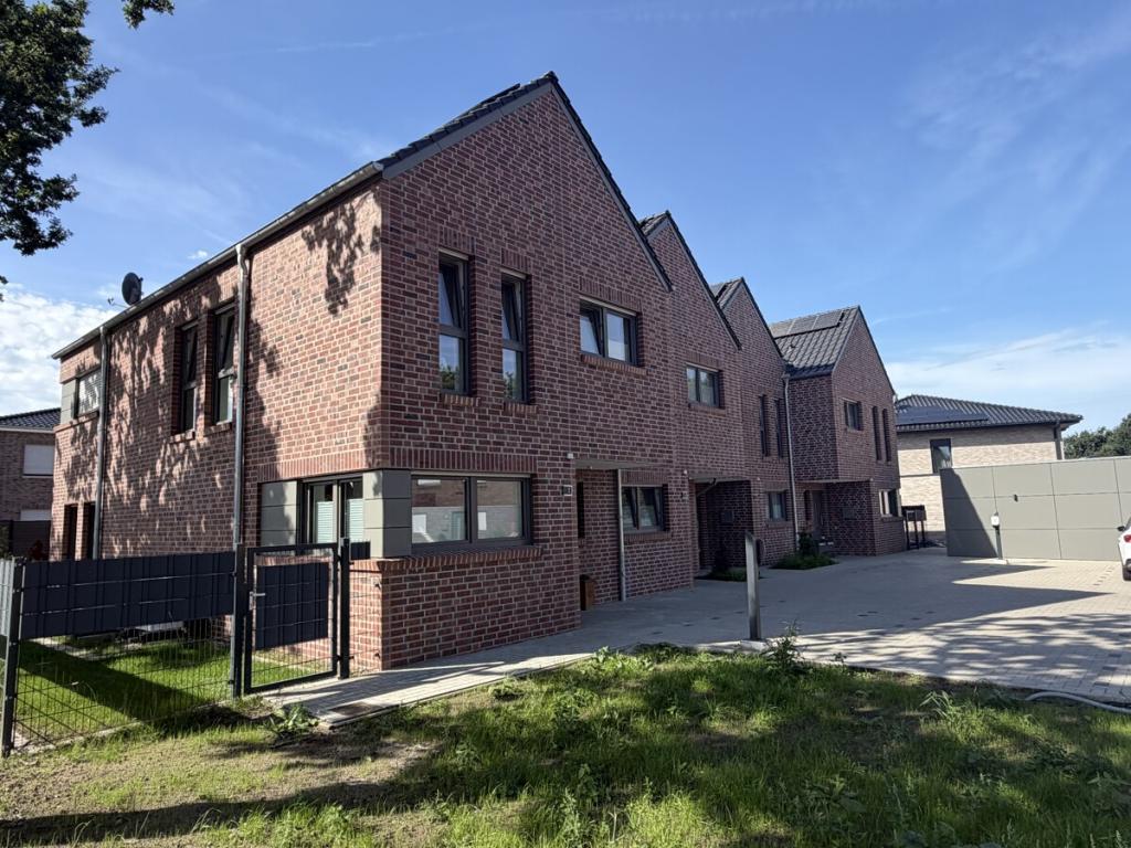 Modernes Reihenhaus in Neubausiedlung mit PV-Anlage und Wallbox - Foto 4