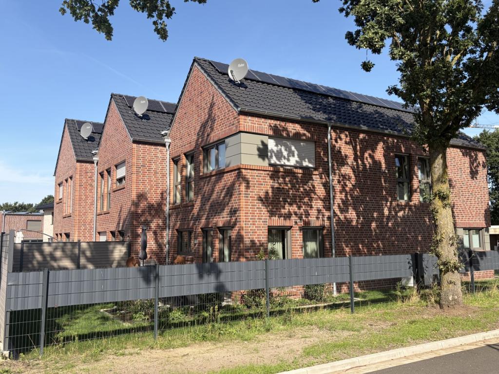 Modernes Reihenhaus in Neubausiedlung mit PV-Anlage und Wallbox - Foto 3