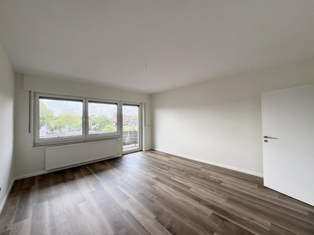 Mitten im Zentrum! Sanierte Obergeschosswohnung mit 2 Balkonen in einem Wohn-und Geschäftshaus - Foto 3