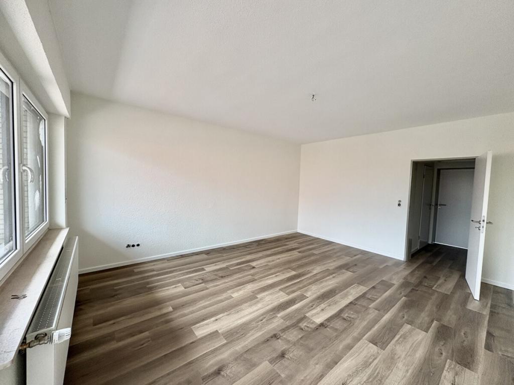 Mitten im Zentrum! Sanierte Obergeschosswohnung mit 2 Balkonen in einem Wohn-und Geschäftshaus - Photo 4