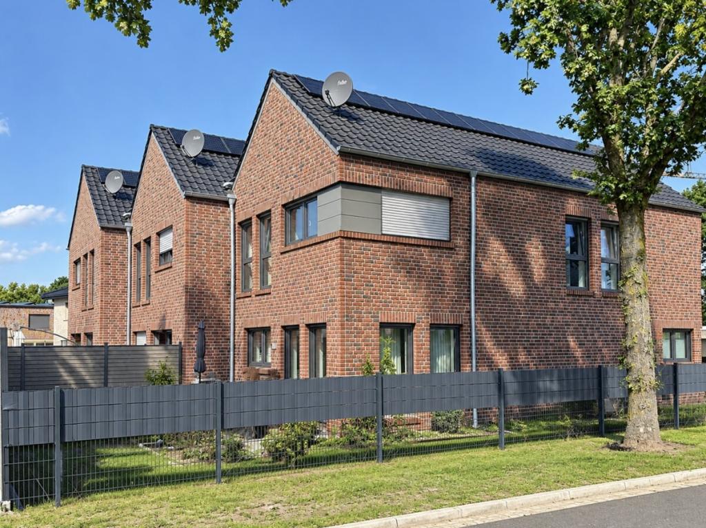 Modernes Reihenhaus in Neubausiedlung mit PV-Anlage und Wallbox - Foto 2