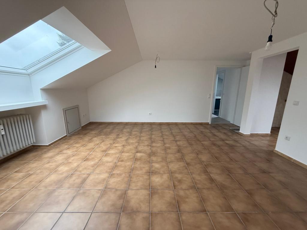 Dachgeschosswohnung frisch saniert und renoviert inkl. neue Einbauküche - Foto 1