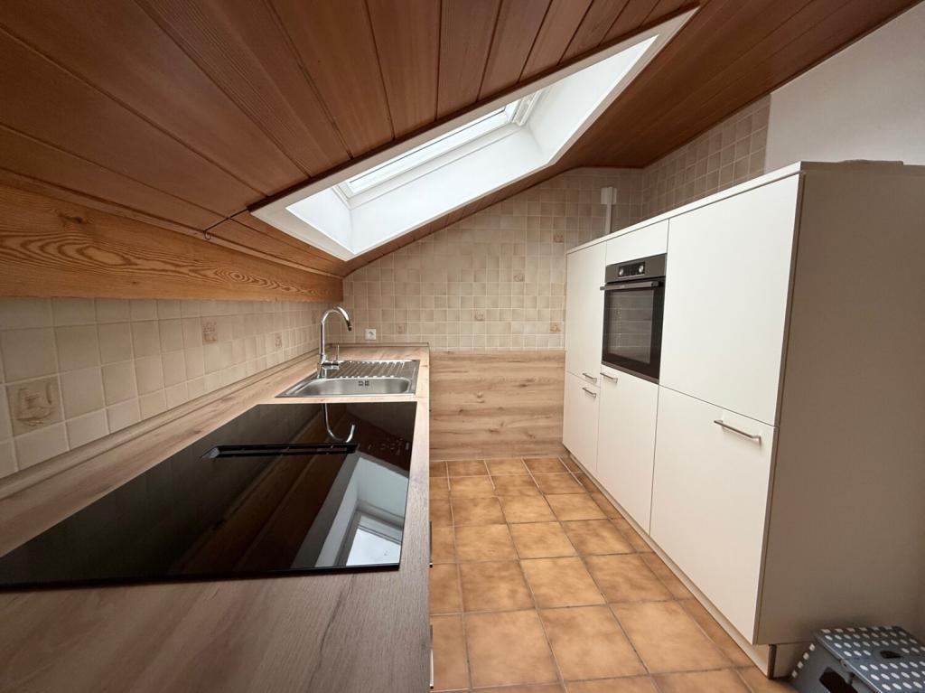 Dachgeschosswohnung frisch saniert und renoviert inkl. neue Einbauküche - Foto 4