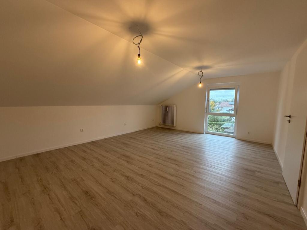 Dachgeschosswohnung frisch saniert und renoviert inkl. neue Einbauküche - Foto 3