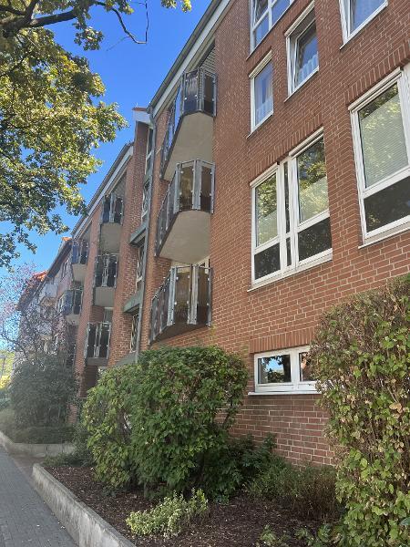 Ruhige Seitenstraße mit Nahversorger im Gebäude