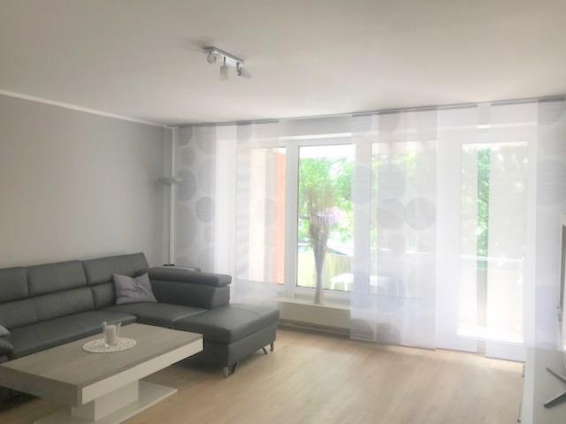 Wohnzimmer mit großer Fensterfront