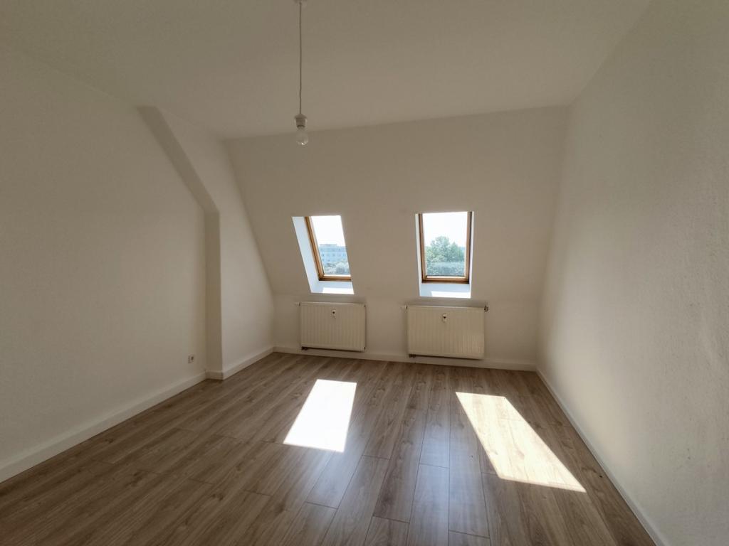 Großzügige 4-Zi.-Dachgeschoss-Wohnung - neu renoviert! - Photo 2