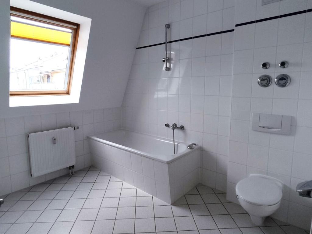 2-Zimmer-Dachgeschoss-Wohnung mit Einbauküche! - Photo 5