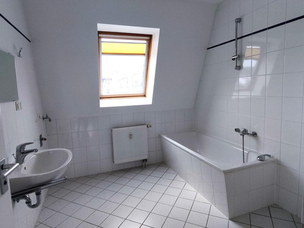 2-Zimmer-Dachgeschoss-Wohnung mit Einbauküche! - Photo 4