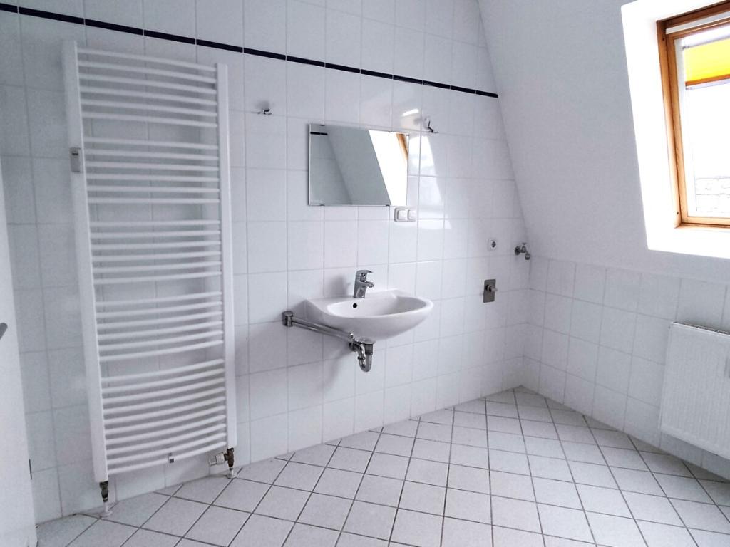 2-Zimmer-Dachgeschoss-Wohnung mit Einbauküche! - Photo 3