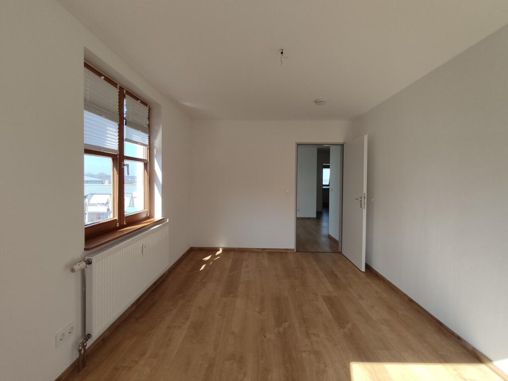 3-Zimmer-Dachwohnung mit Loggia, Küchenzeile und 2 PKW-Stellplätzen! - Foto 4