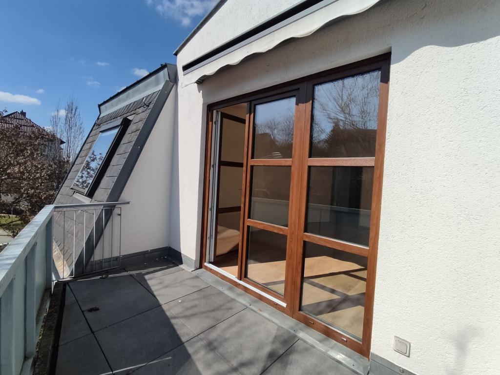 3-Zimmer-Dachwohnung mit Loggia, Küchenzeile und 2 PKW-Stellplätzen! - Foto 5