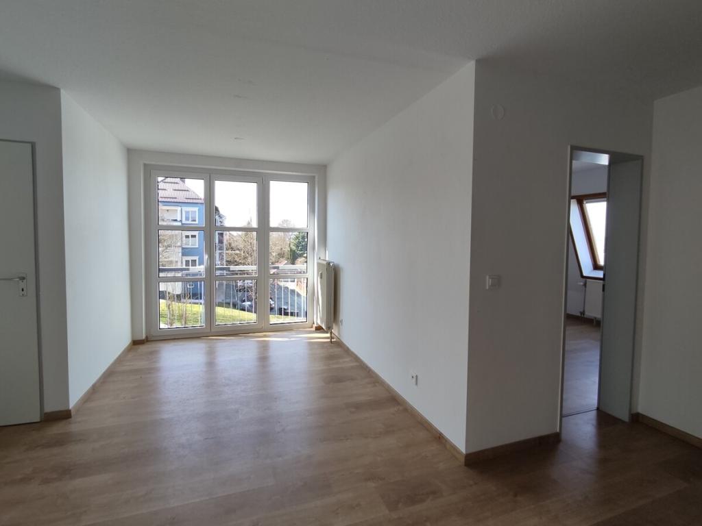 3-Zimmer-Dachwohnung mit Loggia, Küchenzeile und 2 PKW-Stellplätzen! - Foto 1