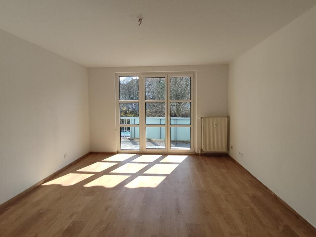 3-Zimmer-Dachwohnung mit Loggia, Küchenzeile und 2 PKW-Stellplätzen! - Foto 2