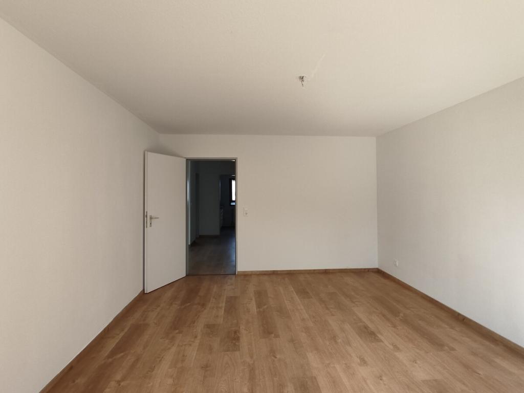 3-Zimmer-Dachwohnung mit Loggia, Küchenzeile und 2 PKW-Stellplätzen! - Foto 2