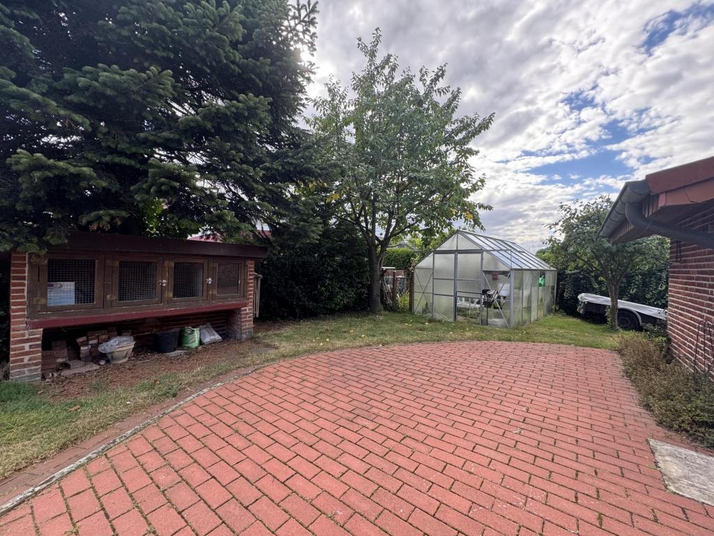 Terrasse / Garten mit Gewächshaus