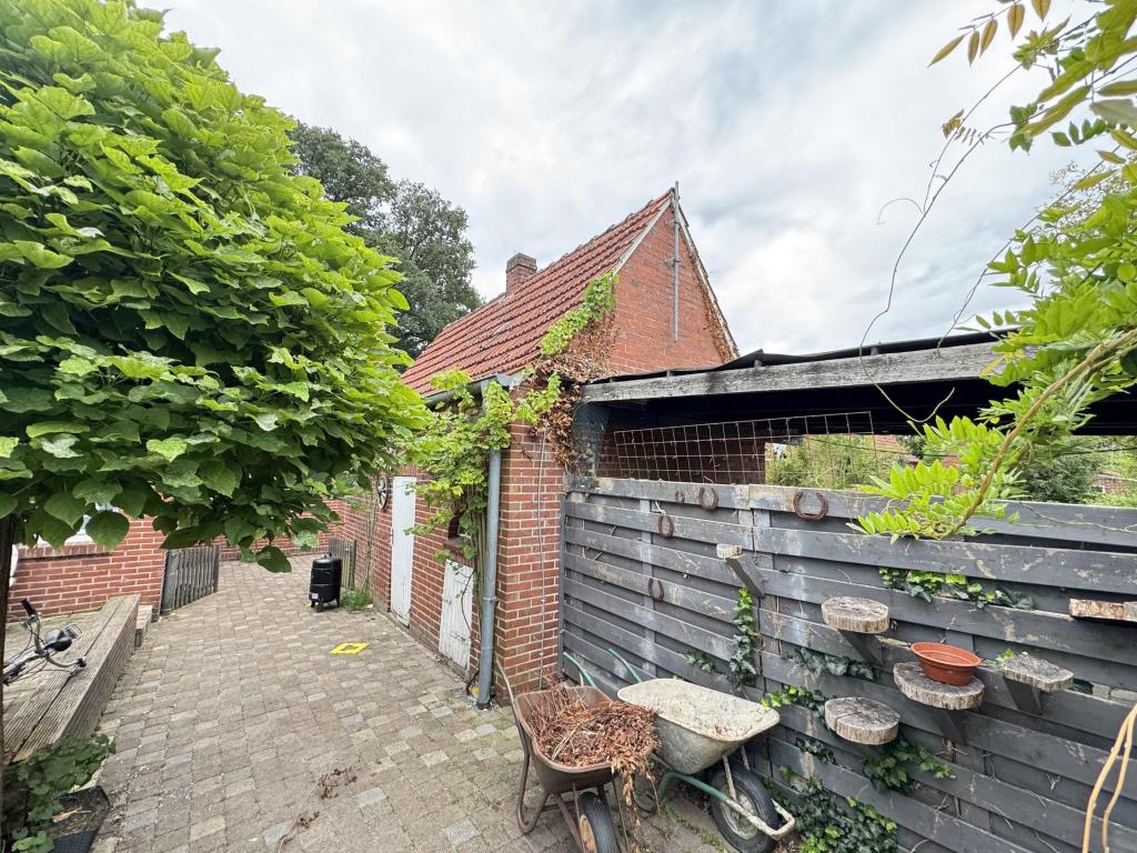 Außenbereich mit Nebengebäude