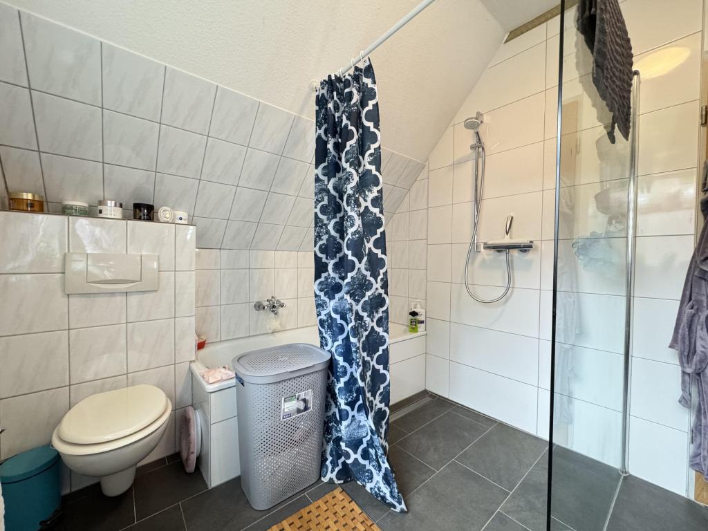 Bad mit Dusche und Badewanne