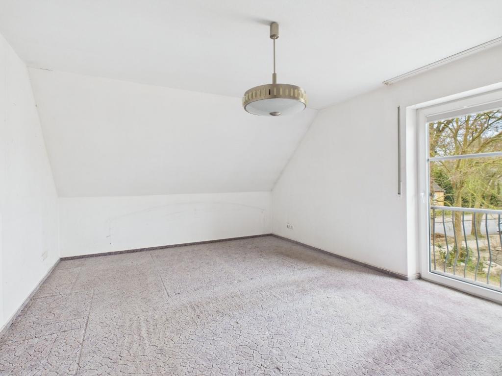 1. Haushälfte - OG: Zimmer a