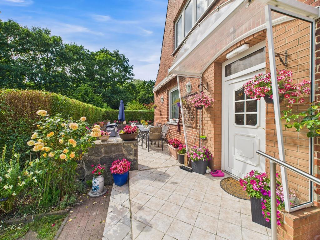 2. Terrasse und Eingangsbereich