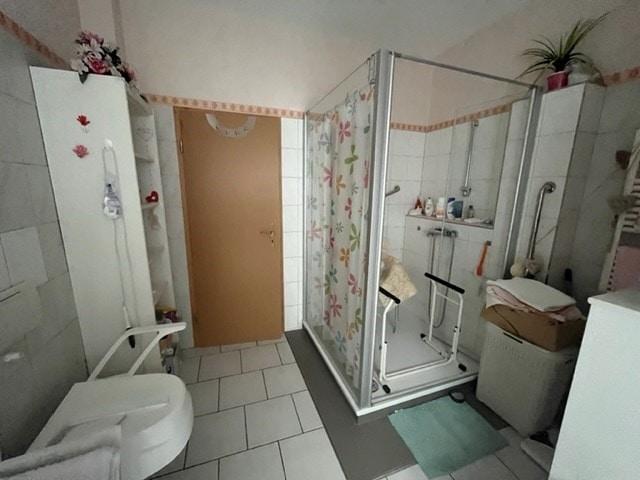 gefliestes Duschbad