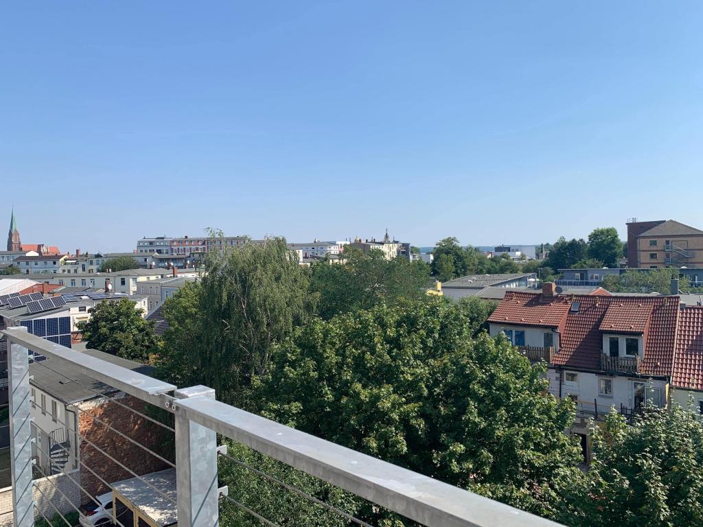 Helle Maisonette-Wohnung mit 3 Balkone und traumhaftem Blick über den Dächern von Schwerin - Foto 2