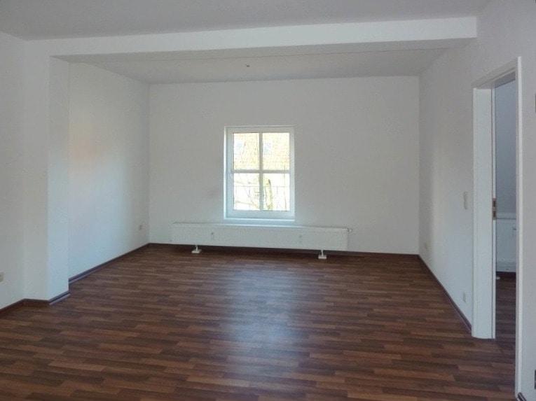 Ihr Rückzugsort in Schwerin - Helle 2-Zimmer-Dachgeschosswohnung mit PKW-Stellplatz - Foto 1