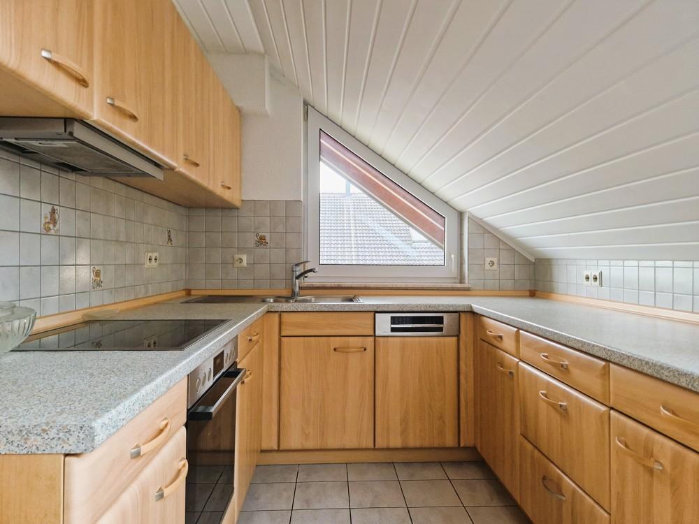 Großzügige Dachgeschosswohnung mit überdachtem Balkon, Einbauküche und Garage - Photo 2