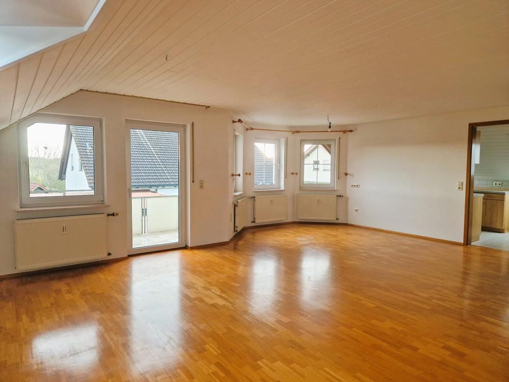 Großzügige Dachgeschosswohnung mit überdachtem Balkon, Einbauküche und Garage - Photo 1