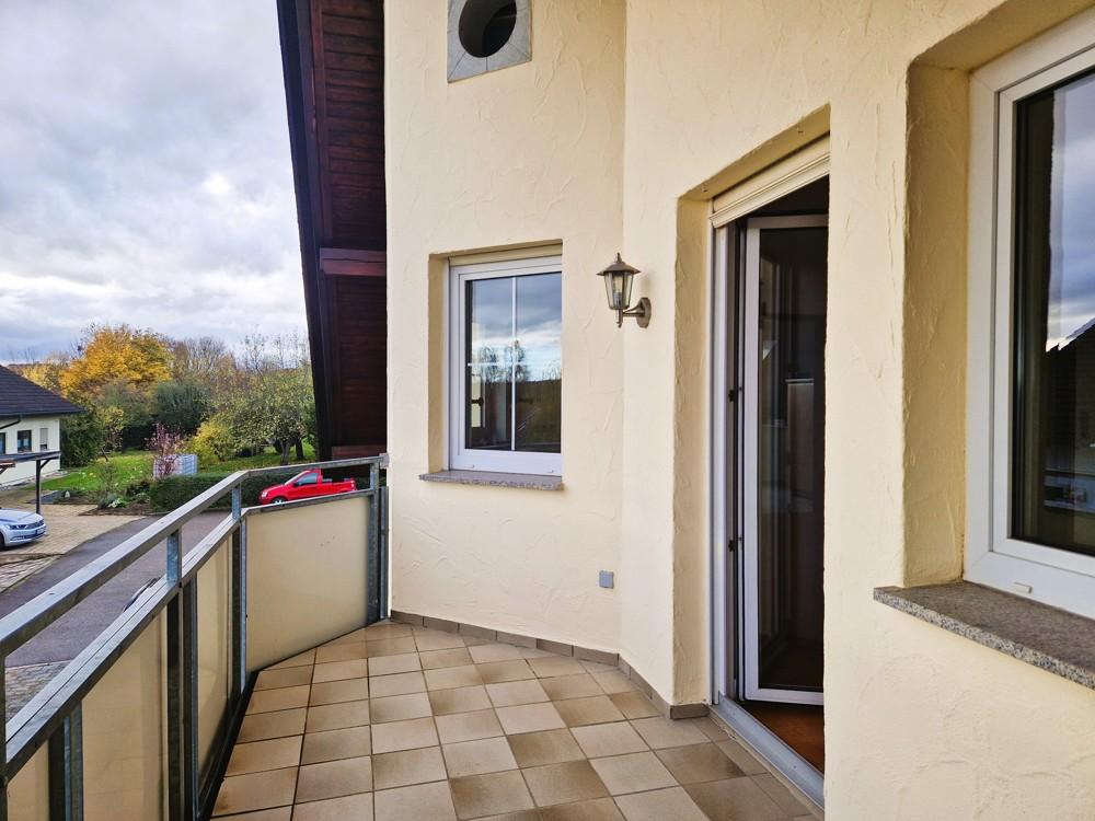 Großzügige Dachgeschosswohnung mit überdachtem Balkon, Einbauküche und Garage - Photo 5