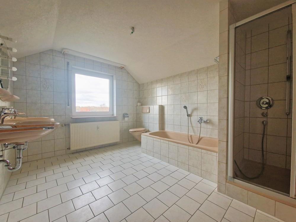 Großzügige Dachgeschosswohnung mit überdachtem Balkon, Einbauküche und Garage - Photo 4