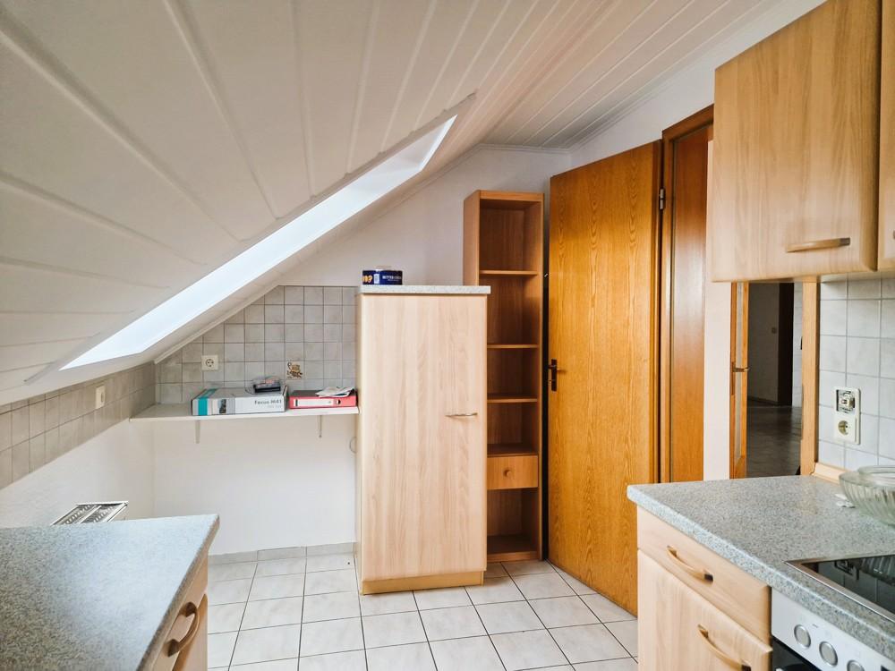 Großzügige Dachgeschosswohnung mit überdachtem Balkon, Einbauküche und Garage - Photo 3