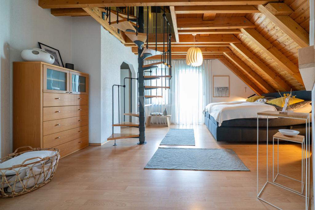 Schlafzimmer mit Zugang zum Spitzboden