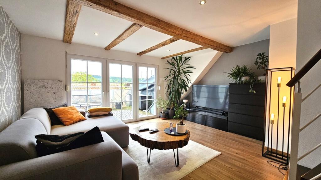 Sonnige 2-Zimmer-Maisonette-Wohnung in Eyb mit moderner Einbauküche, tollem Balkon und PKW-Carport - Photo 2