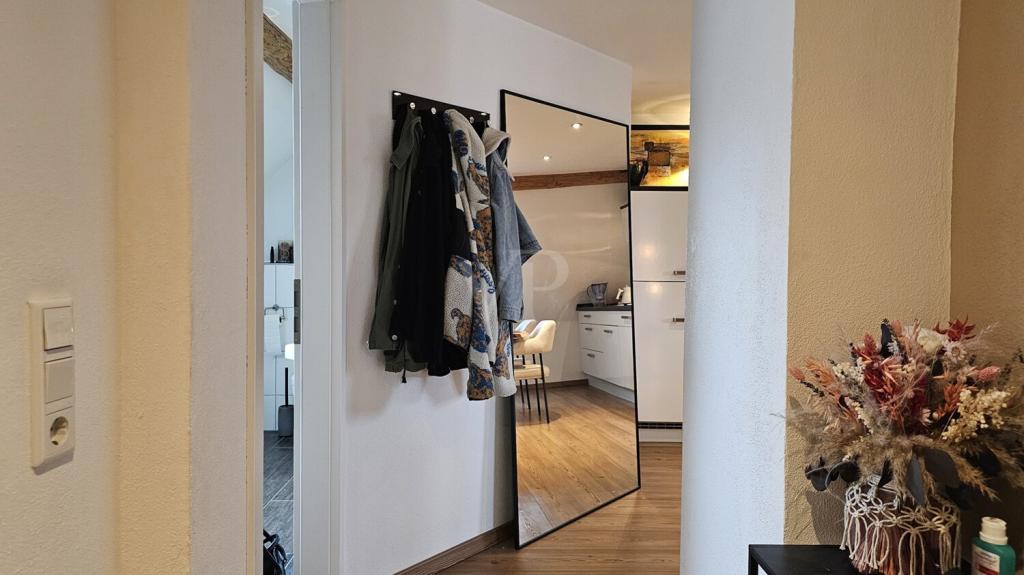 Sonnige 2-Zimmer-Maisonette-Wohnung in Eyb mit moderner Einbauküche, tollem Balkon und PKW-Carport - Photo 1