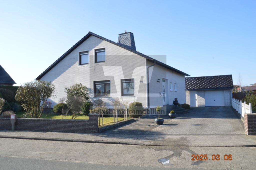 ZUFAHRT MIT HAUS UND GARAGE