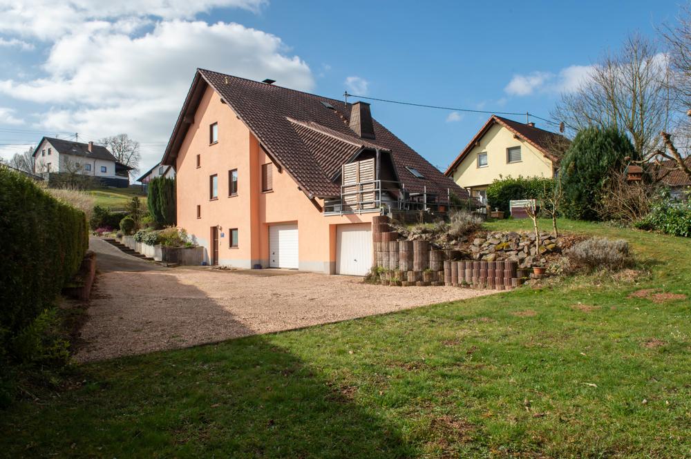Rückansicht mit Einfahrt und Garage