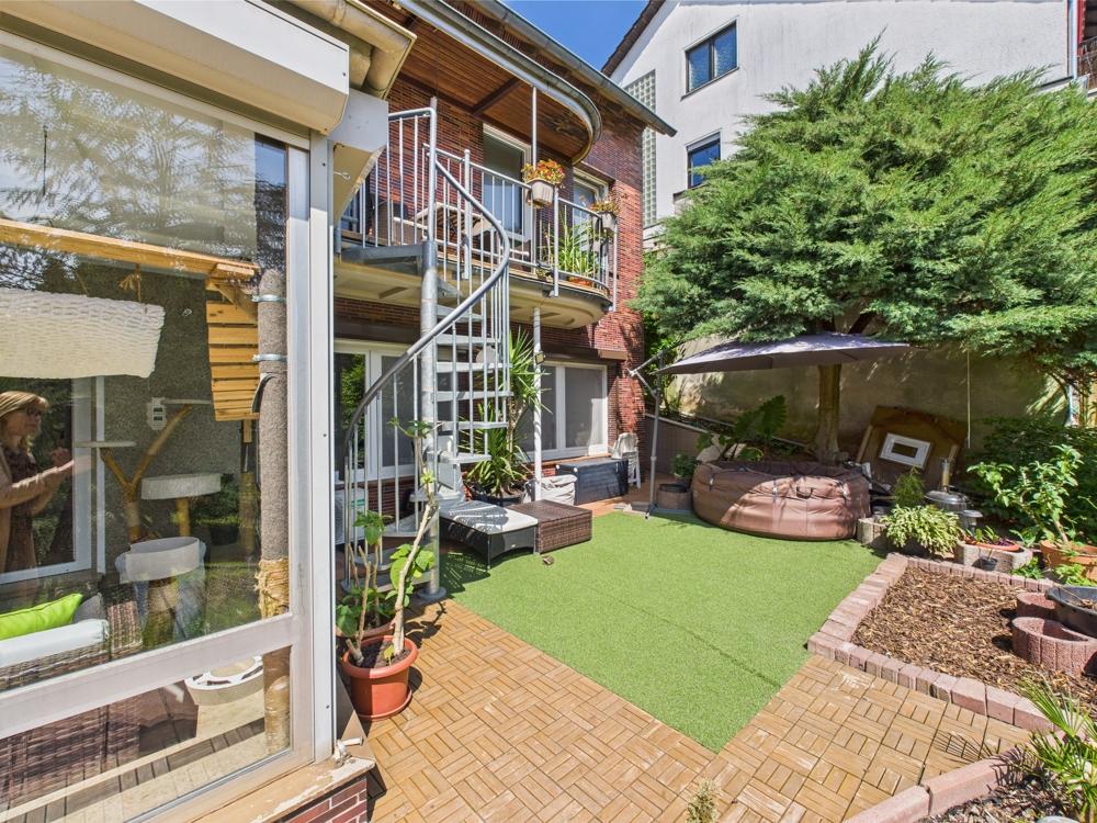 Sonnenterrassse mit Blick in den Garten 