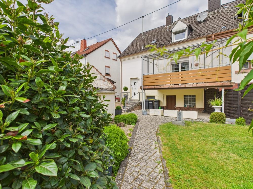 Garten mit Rückansicht