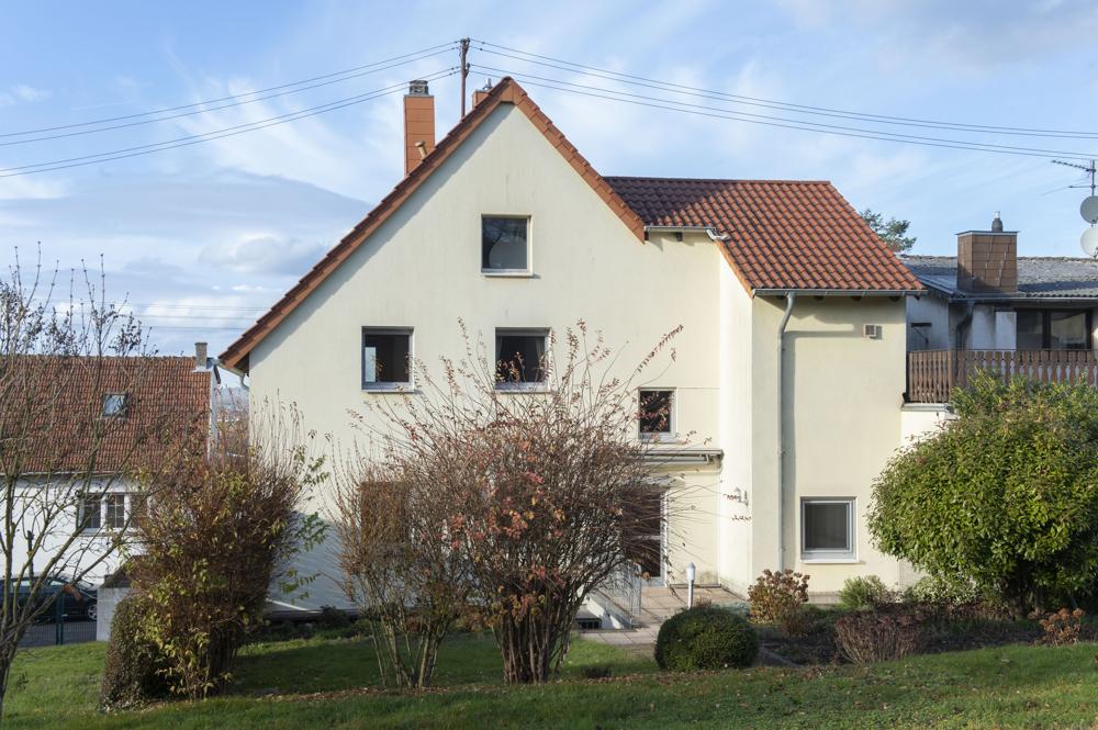 Rückansicht mit Garten und Terrasse 