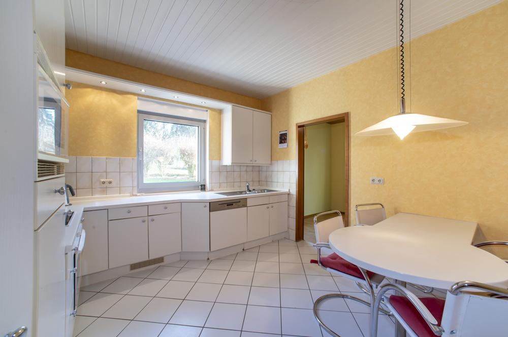 Küche EG voll ausgestattet mit Blick in den Garten 