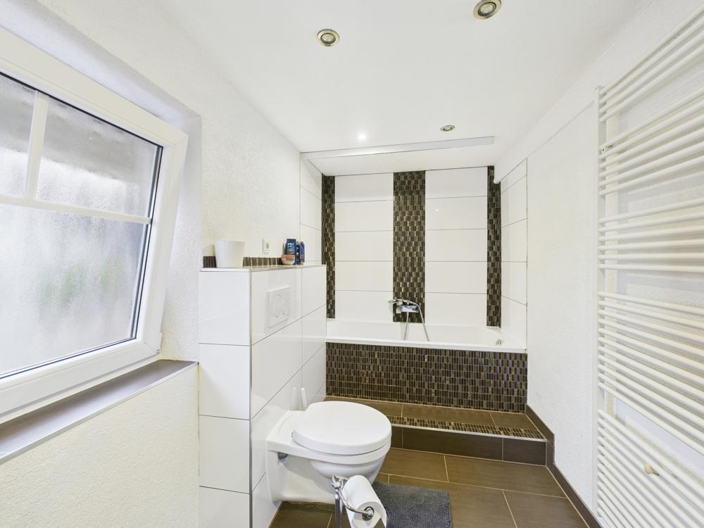 Badezimmer mit Badewanne OG