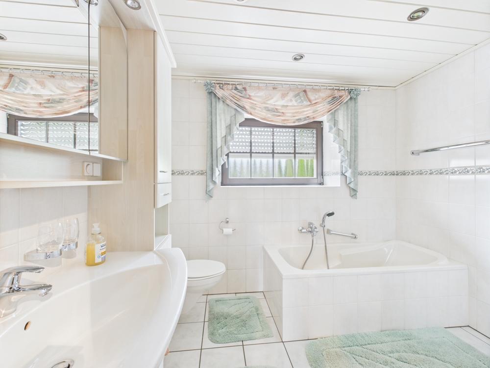 Badezimmer EG links