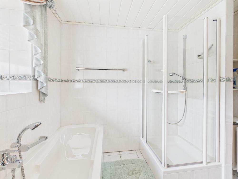 Badezimmer EG links
