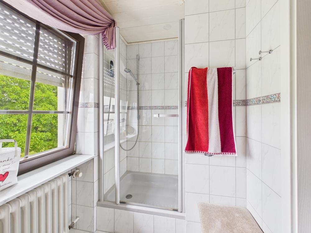 mit Dusche OG links