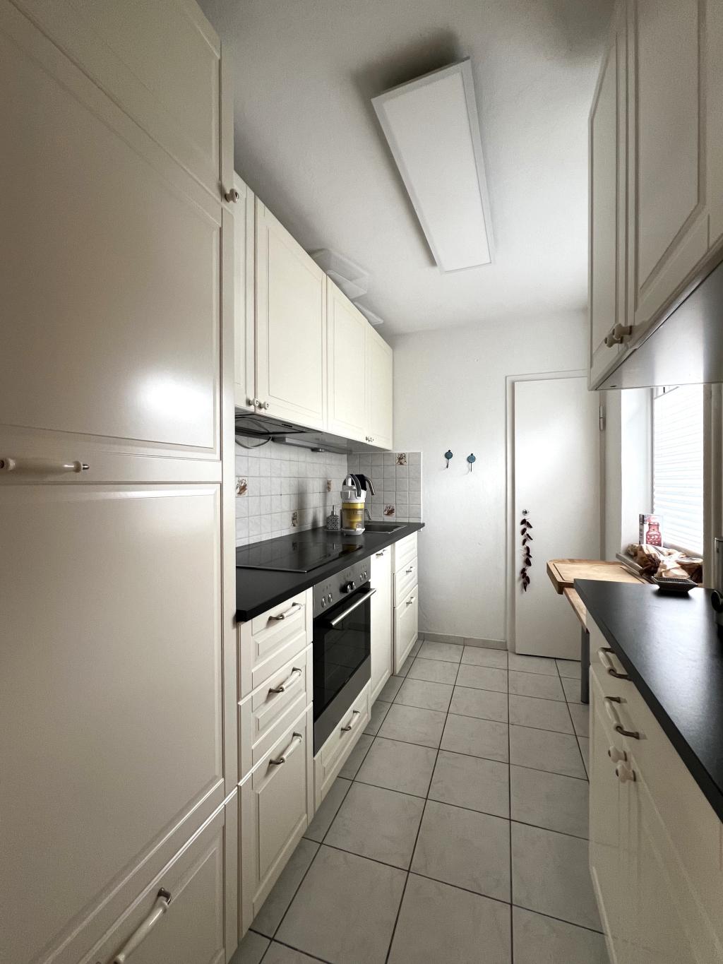 Küche mit Speisekammer