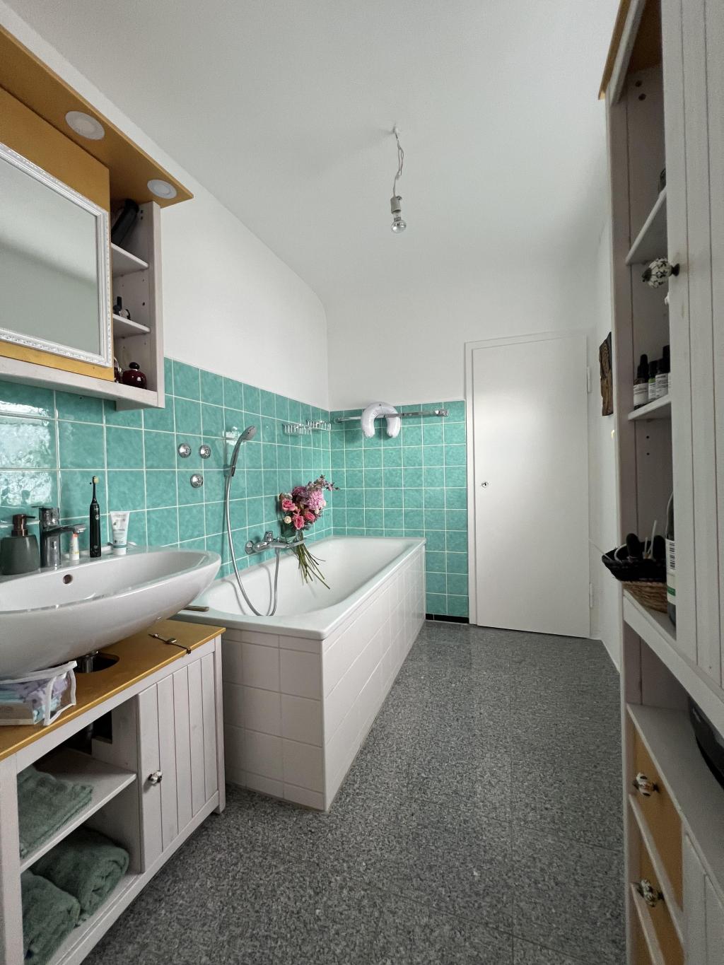 Badezimmer mit Abstellraum (OG)