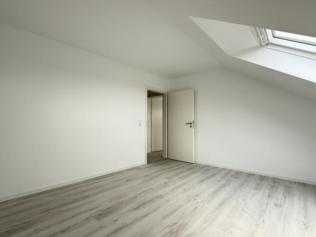 Neu renovierte 4-Zimmer-Dachwohnung mit Balkon und Blick ins Grüne – ruhiges Wohnen nahe Bretten - Foto 3